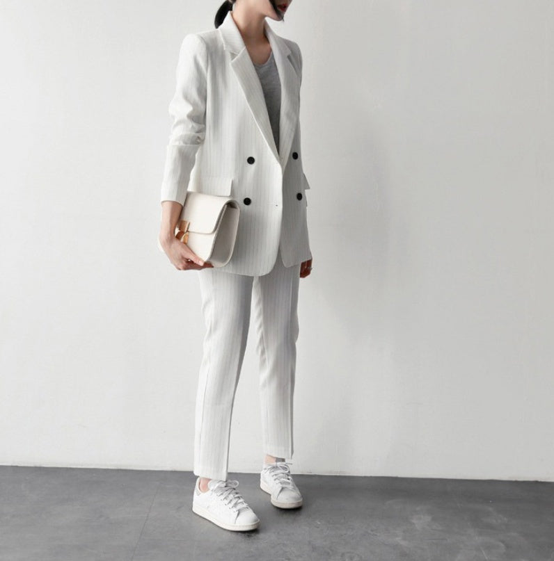 សំលៀកបំពាក់ Blazer ឆ្នូតឆើតឆាយ - រចនាប័ទ្មគ្មានការលំបាកសម្រាប់ស្ត្រីសម័យទំនើប